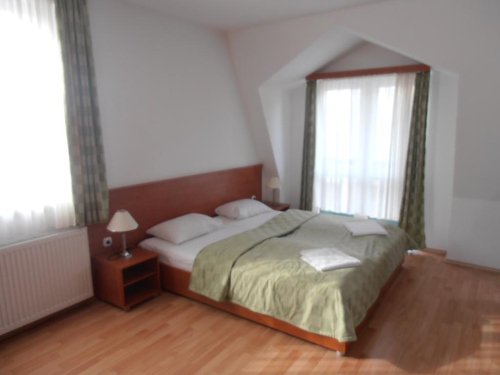 Hotel Kristaly Хайдусобосло Номер фото