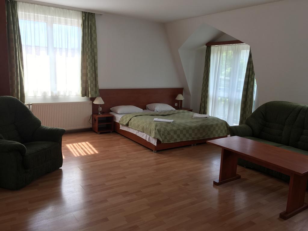 Hotel Kristaly Хайдусобосло Экстерьер фото