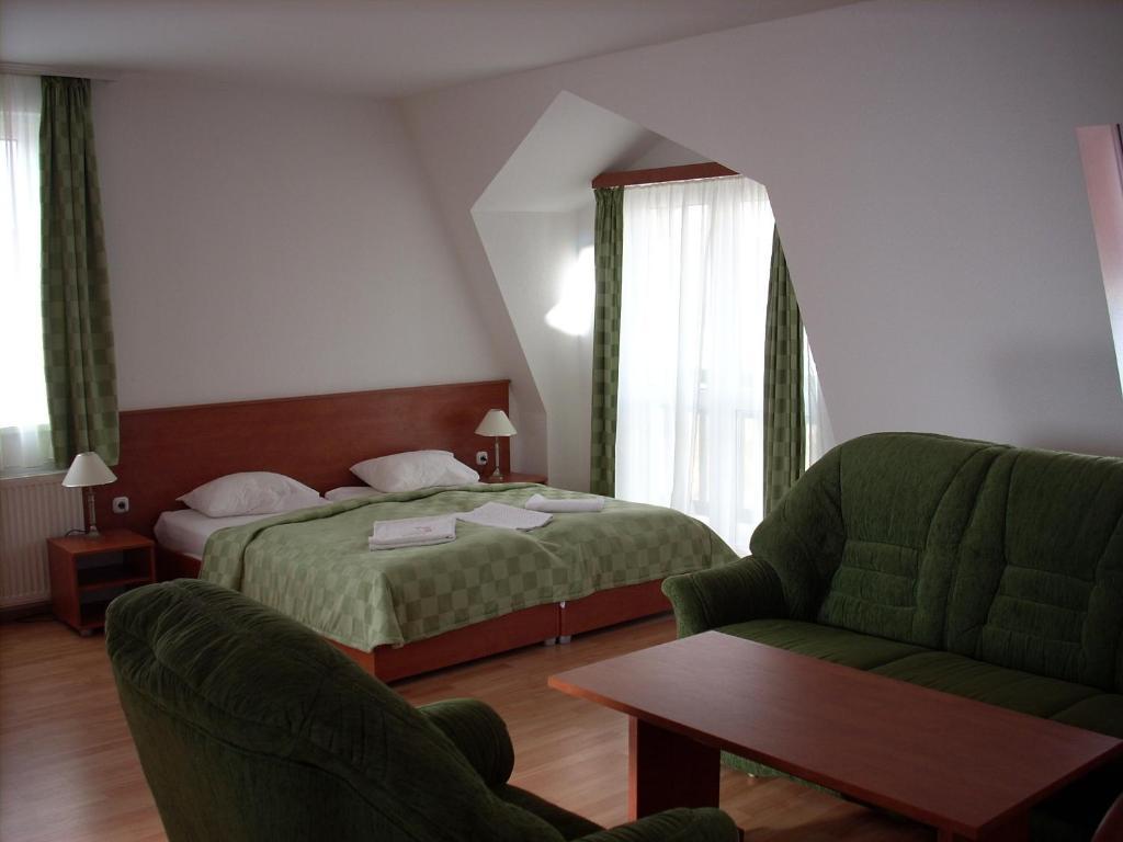 Hotel Kristaly Хайдусобосло Номер фото