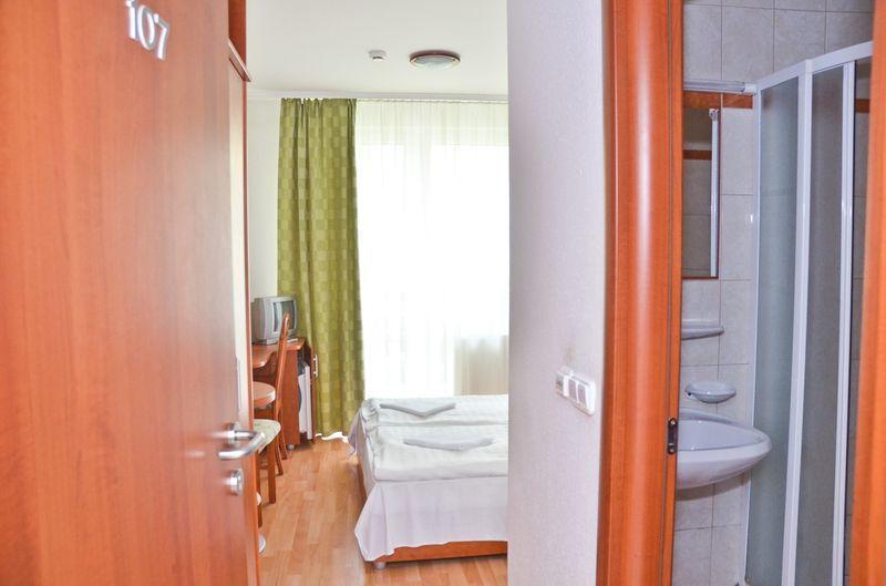 Hotel Kristaly Хайдусобосло Экстерьер фото