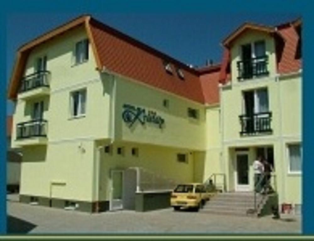 Hotel Kristaly Хайдусобосло Экстерьер фото