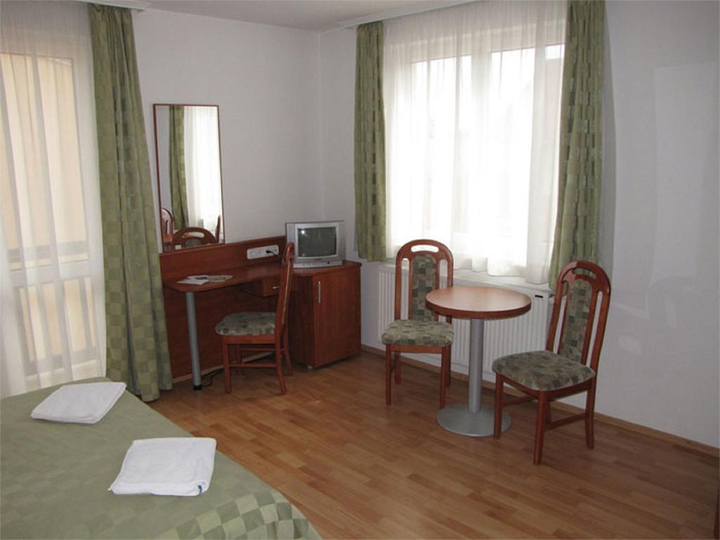 Hotel Kristaly Хайдусобосло Экстерьер фото