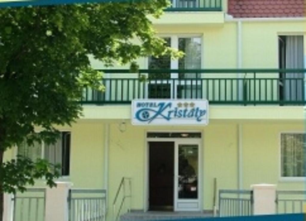 Hotel Kristaly Хайдусобосло Экстерьер фото